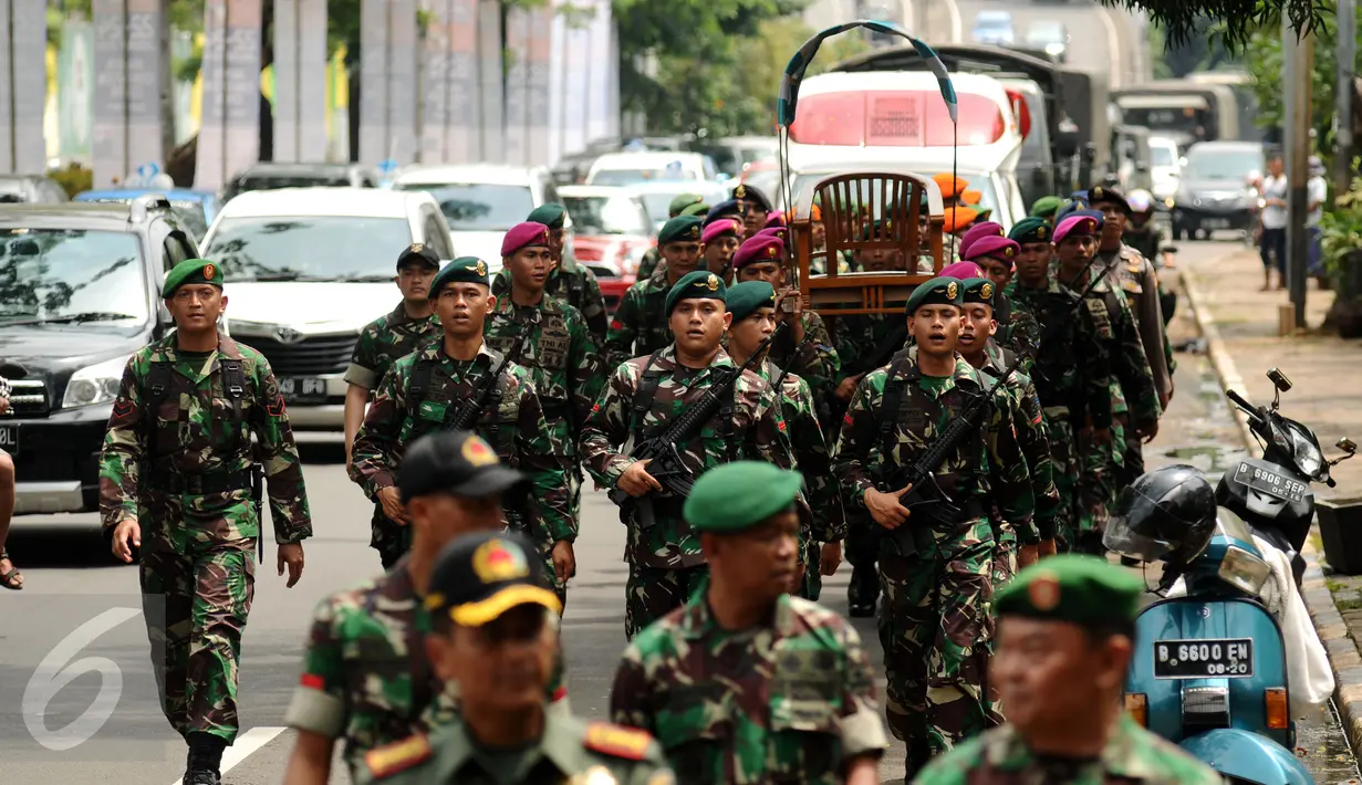 Pasukan gabungan TNI-Polri mengarak replika tandu Jenderal Sudirman melintasi Jl. Gerbang Pemuda Senayan, Jakarta, Jumat (22/1/2016). Puncak peringatan HUT ke 100 Jenderal Sudirman akan dipusatkan di Stadion GBK Jakarta. (Liputan6.com/Helmi Fithriansyah)