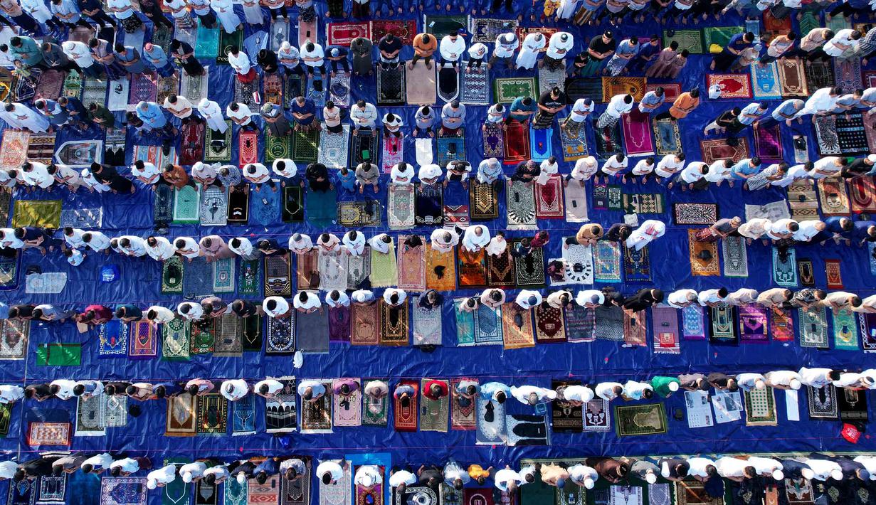Umat Muslim saat melaksanakan Salat Idul Adha 1447 Hijriah di Pantai Lagoon, Ancol, Jakarta,  Rabu (27/5/2026). (merdeka.com/Arie Basuki)