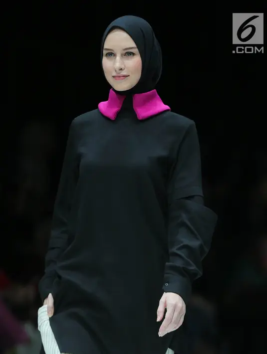 Model berjalan di atas catwalk mengenakan busana rancangan kolaborasi desainer L.tru dan Mice Cartoon di Jakarta Fashion Week 2018 di Senayan City, Jakarta, Selasa (24/10). L.tru dan Mice Cartoon mengangkat tema "Dear Women. (Liputan6.com/Faizal Fanani)