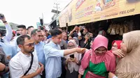 Sekjen Partai Gerindra Ahmad Muzani mendampingi Cawapres Gibran Rakabuming Raka saat blusukan di Pasar Natar, Lampung, Sabtu (11/11) (Istimewa)