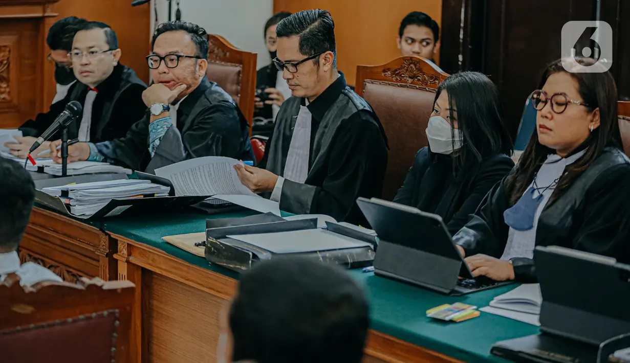 Terdakwa kasus pembunuhan Brigadir Nopriansyah Yosua Hutabarat atau Brigadir J, Putri Candrawathi (kedua kanan) menjalani sidang lanjutan di PN Jakarta Selatan, Selasa (29/11/2022). JPU menghadirkan sembilan saksi dalam persidangan pekan ketujuh kasus pembunuhan Brigadir J dengan terdakwa Ferdy Sambo dan Putri Candrawathi. (Liputan6.com/Faizal Fanani)