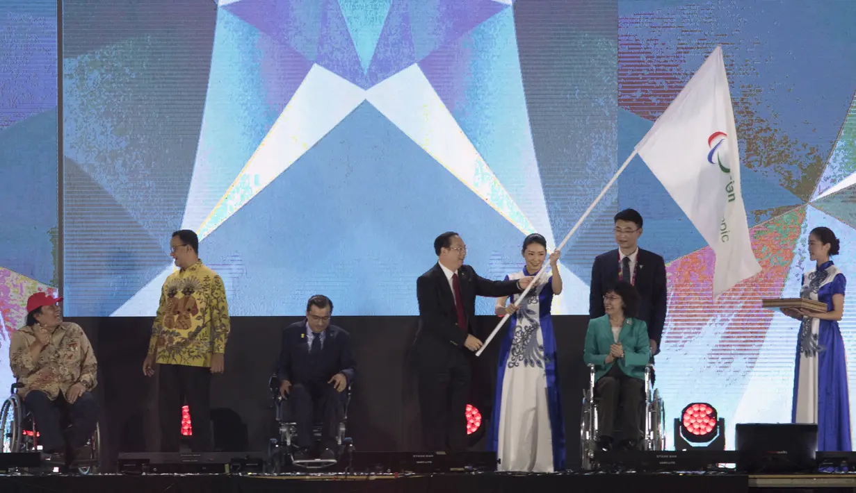 Perwakilan dari China menerima bendera pada upacara penutupan Asian Para Games di Stadion Madya Senayan, Jakarta, Sabtu (13/10).(Bola.com/Vitalis Yogi Trisna)