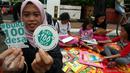 Seorang wanita memperlihatkan stiker saat kampanye "Budayakan Membaca dari Desa untuk Indonesia" saat berlangsungnya Hari Bebas Kendaraan Bermotor atau Car Free Day (CFD), Jakarta, Minggu (2/4). (Liputan6.com/Johan Tallo)