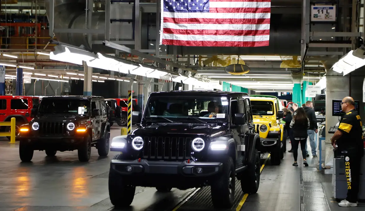Sejumlah mobil Jeep Wranglers 2019 yang selesai dibuat terlihat di pabrik perakitan Jeep Chrysler di Toledo, Ohio, AS (16/11). (AP Photo/Carlos Osorio)