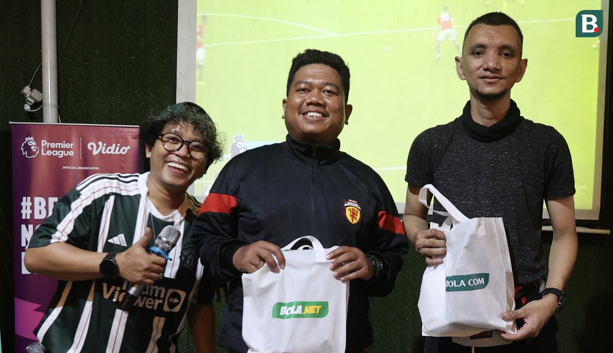 Kelompok suporter United Indonesia mendapat hadiah saat acara Roaring Night Liga Inggris Manchester United vs Arsenal di Giardino Cafe, Kota Tangerang, Minggu (11/05/2024). (Bola.com/M Iqbal Ichsan)