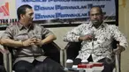 Gede Pasek Suarkina (kiri) dan Hironimus Hilapok saat menghadiri dialog 'Politik Etis Ala Jokowi: Ketika Relawan Kebagian Jatah" Jakarta, Selasa (1/4/2015). Narasumber berpendapat  jatah jabatan untuk relawan adalah hal wajar (Liputan6.com/Helmi Afandi)