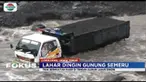 Akibat sopir tak mengindahkan peringatan, truk bermuatan pasir ini terjebak di lahar hujan Gunung Semeru.