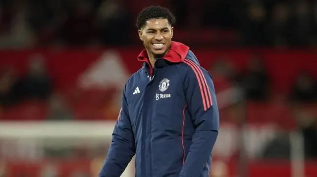 Marcus Rashford bersiap untuk pertandingan Premier League antara Manchester United melawan Newcastle pada Selasa, 31 Desember 2024.
