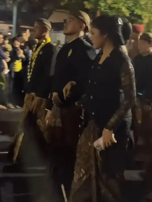 Yang lebih menarik, Erina Gudono menjalani prosesi kirab bersama sang suami, dengan baby bumpnya yang semakin besar. [Foto: Instagram/erinagudono]