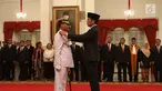 Presiden Joko Widodo (Jokowi) menyematkan lencana saat melantik Laksamana Madya TNI Siwi Sukma Adji sebagai KSAL di Istana Negara, Jakarta, Rabu (23/5). Siwi menggantikan Laksamana TNI Ade Supandi, yang memasuki masa pensiun. (Liputan6.com/Angga Yuniar)