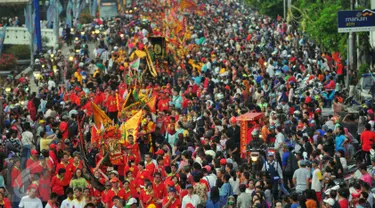 Peserta membawa patung dewa pada karnaval perayaan Cap Go Meh di Glodok, Jakarta, Minggu (21/2). Perayaan yang merupakan rangkaian terakhir masa perayaan Imlek itu diikuti 1477 peserta dengan menampilkan berbagai kesenian. (Liputan6.com/Faisal R Syam)