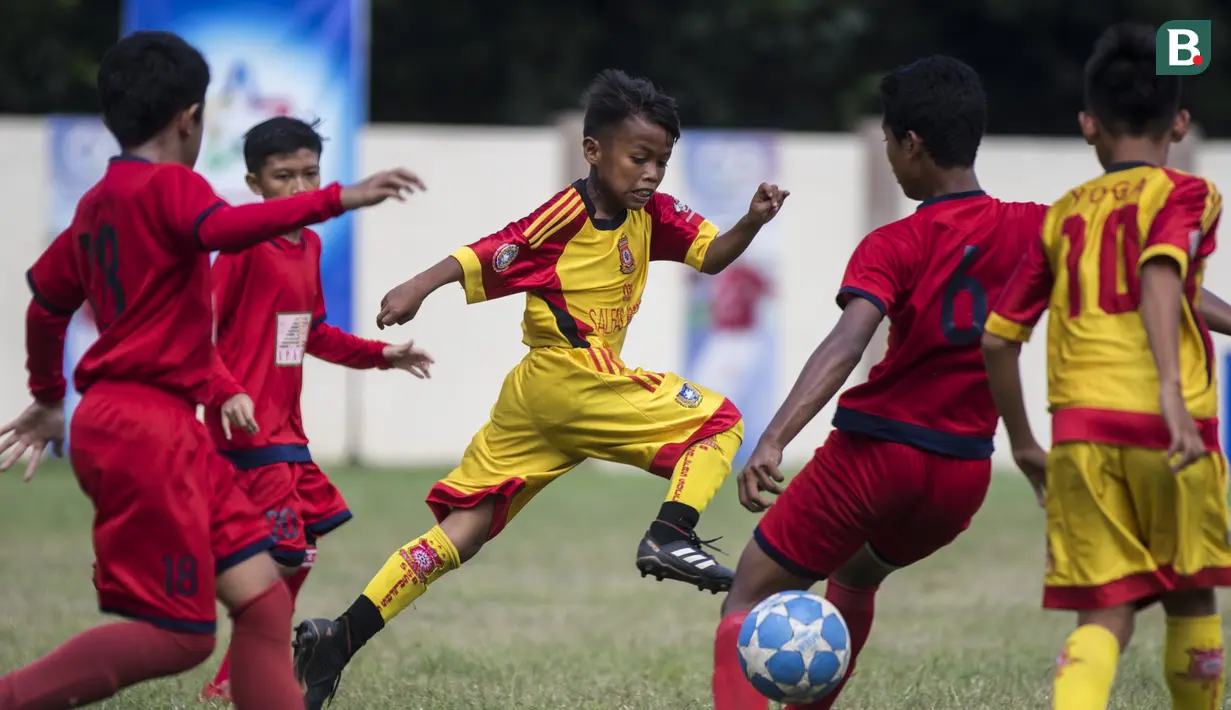 Pemain Salfas Soccer berusaha melewati pemain Asiop Apacinti pada final Danone Nation Cup 2018 Regional DKI Jakarta di Stadion Sunter, Jakarta, Minggu (1/4/2018). Asiop menang 3-0 atas Salfas. (Bola.com/Vitalis Yogi Trisna)