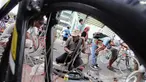 Seorang teknisi sepeda sedang memperbaiki roda sepeda salah seorang pengunjung  di kawasan Bundaran Hotel Indonesia, Jakarta, Minggu (14/12/2014). (Liputan6.com/Faizal Fanani)
