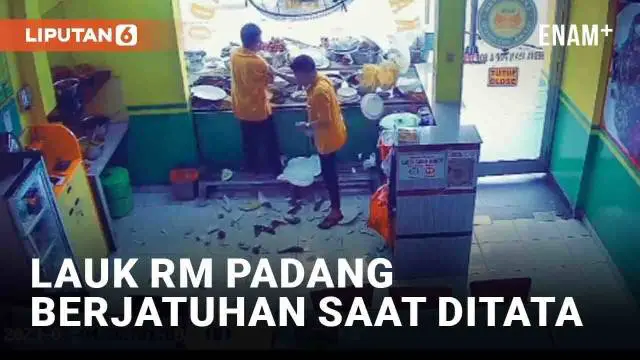 Insiden di sebuah rumah makan Padang ini bikin ngilu warganet. CCTV awalnya merekam karyawan rumah makan yang hendak menata makanan di etalase. Namun saat piring lauk diletakkan, kaca penyangga pecah dan membuat piring lauk lainnya berjatuhan.