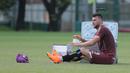 Marko Simic menggunakan es batu pada tangan saat sesi latihan jelang melawan Tampines Rovers Piala AFC 2018 di Lapangan ABC, Senayan, Jakarta (27/2/2018). Marko Simic menjadi menjadi salah satu andalan Persija musim 2018. (Bola.com/Nick Hanoatubun)