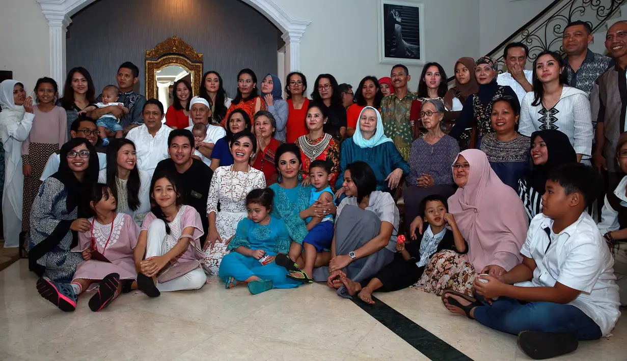 Krisdayanti beserta keluarga besar menghabiskan momen lebaran bersama. (Bintang/Deki Prayoga)