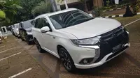 Mitsubishi Outlander PHEV diserahkan ke pemerintah sebanyak 8 unit