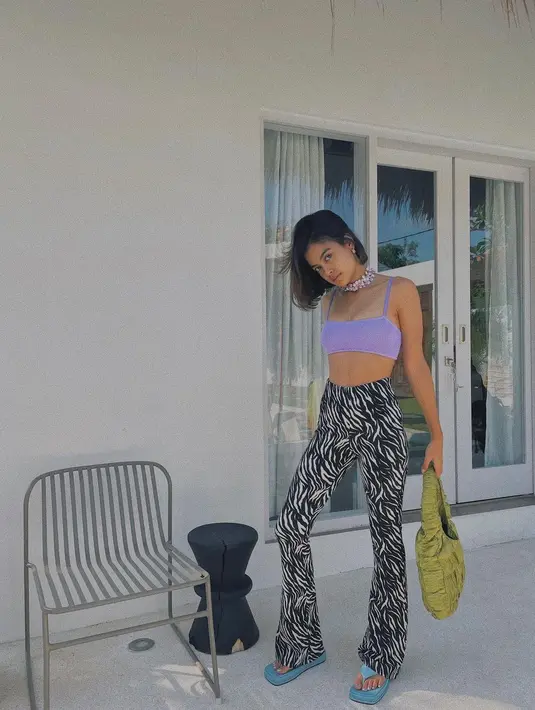Lilac menjadi warna tergemas saat ini, Eva memadukannya dengan celana bermotif zebra. Double cute-nya. (Foto: Instagram @evacelia)
