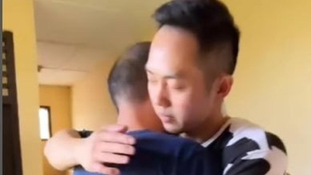 "Kondisiku baik-baik saja, hanya ini luka sobek tadi nahan pisau tadi ditodongin dileherku, yang aku khawtirinkan sekarang istriku sempat jatuh, syok tadi, aku minta doa, semoga tetap aman sehat,"