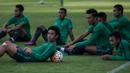 Bek sayap Timnas Indonesia, Beny Wahyudi, dan kawan-kawan santai saat latihan perdana jelang laga final Piala AFF 2016. (Bola.com/Vitalis Yogi Trisna)