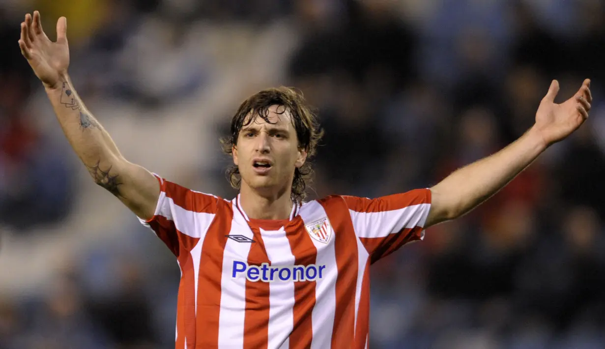 Fernando Amorebieta menjalani profesinya sebagai pesepak bola di berbagai klub Eropa seperti, Athletic Bilbao, Fulham, dan Middlesbrough. Selama 17 tahun kariernya, Amorebieta pernah diganjar 20 kali kartu merah. (AFP/Miguel Riopa)
