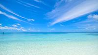 Ilustrasi pantai, langit. (Photo by Asad Photo Maldives: https://www.pexels.com/photo/clear-blue-shore-457881/)