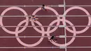 Pelari gawang Amerika Serikat Sydney McLaughlin (atas) saat bertanding pada final lari gawang 400 meter putri Olimpiade Tokyo 2020 di Tokyo, Jepang, Rabu (4/8/2021). McLaughlin mencatatkan waktu 51,46 detik dan berhasil mengalahkan rekan senegaranya, Muhammad Dalilah. (AP Photo/Morry Gash)