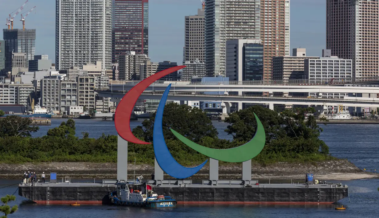 Kapal penarik memindahkan Simbol Paralimpiade "Three Agitos" yang dipasang di Taman Laut Odaiba, Tokyo pada Jumat (20/8/2021). Paralimpiade Tokyo 2020 berlangsung 24 Agustus hingga 5 September mendatang setelah ditunda setahun akibat pandemi Covid-19. (Yuichi Yamazaki/Pool Photo via AP)