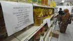 Pembeli berbelanja dekat kertas pemberitahuan pembatasan pembelian di supermarket Kawasan Cirendeu, Tangsel, Rabu (18/3/2020). Satgas Pangan meminta pedagang membatasi penjualan bahan pokok yakni beras, gula, minyak goreng dan mi instan untuk menjaga stabilitas harga. (merdeka.com/Arie Basuki)