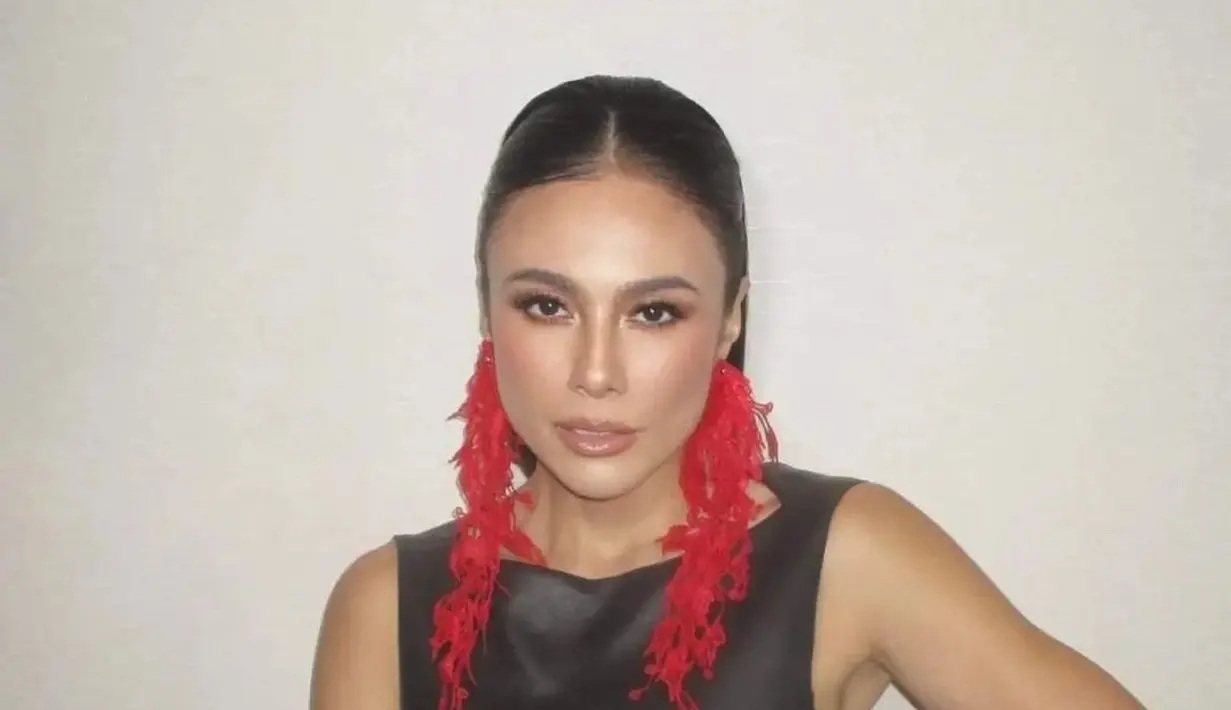 Wulan tampil beda dengan riasannya. Warna merah hitam jadi konsep look-nya di acara malam tadi. [Instagram @wulanguritno]