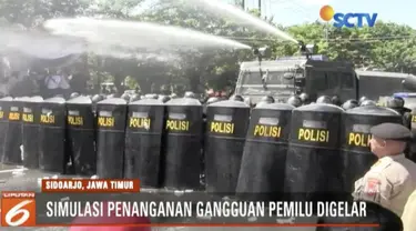 Polisi menggelar simulasi penanganan gangguan Pemilu 2019 di Alun-alun Kota Sidoarjo, Jawa Timur.