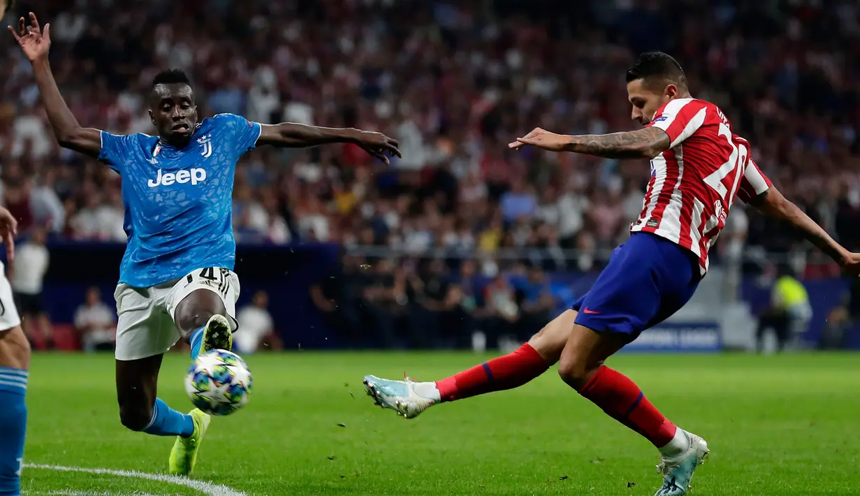 Gelandang Juventus, Blaise Matuidi berebut bola dengan  pemain Atletico Madrid, Vitolo pada pertandingan matchday pertama Liga Champions Grup D di Estadio Wanda Metropolitano, Rabu (18/9/2019). Juventus dan Atletico Madrid harus puas berbagi angka 2-2. (AP Photo/Manu Fernandez)