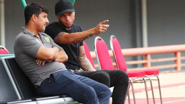 Pelatih Persebaya Surabaya, Angel Alfredo Vera bersama agen pemain, Antonio Teles