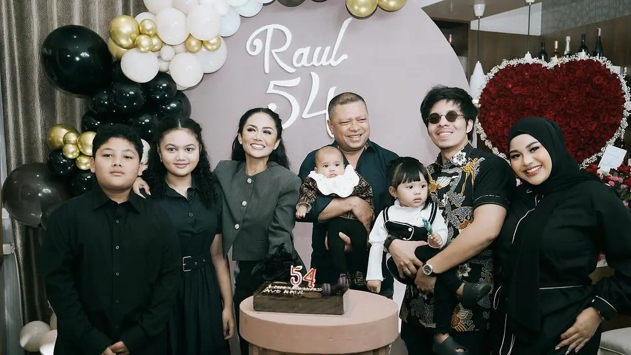Disebut Kembar oleh Warganet, Begini Foto-foto Baby Azura saat Digendong Kellen Lemos