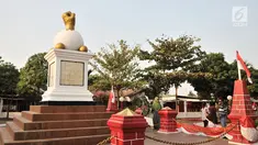 Pengunjung melihat  Monumen Kebulatan Tekad, Rengasdengklok, Karawang, Jawa Barat, Jumat (17/8). Monumen Kebulatan Tekad dibangun untuk memperingati peristiwa 'penculikan' Soekarno-Hatta oleh Golongan Muda Indonesia.(Merdeka.com/Iqbal S. Nugroho)