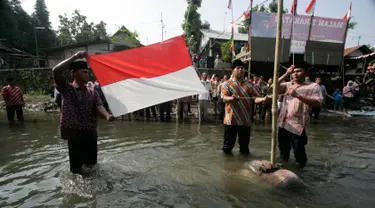 Sejumlah warga mengikuti upacara HUT RI ke 71 di Sungai Winongo, Yogyakarta, Rabu (17/8). Upacara berlangsung khidmat meskipun dilaksanakan di tengah aliran  sungai. (Liputan6.com/Boy Harjanto)