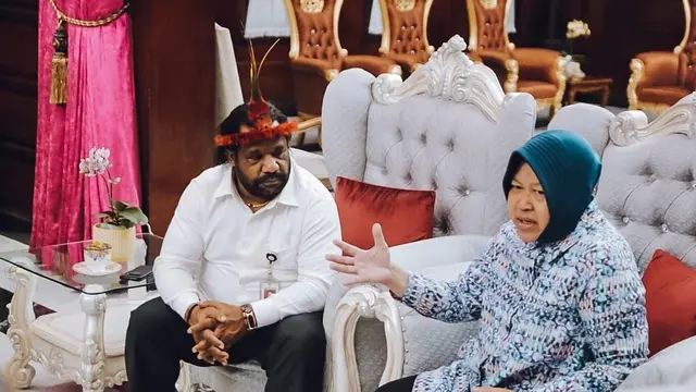 Mendapat Julukan Mama Papua Ini 6 Momen Pertemuan Risma dan Mahasiswa Papua