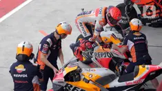 Pembalap Repsol Honda Team, Marc Marquez melompat berganti motor saat sesi Warm Up MotoGP di Pertamina Mandalika International Street Sirkuit, Nusa Tenggara Barat, Minggu (20/3/2022). (Liputan6.com/Helmi Fithriansyah)