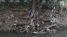 Sampah terlihat di bantaran Sungai Ciliwung, Jakarta, Jumat (7/9). Dinas LH DKI Jakarta mengungkapkan bahwa 61% aliran sungai di Jakarta mengalami pencemaran berat yang berasal dari limbah domestik dan indsutri. (Liputan6.com/Immanuel Antonius)