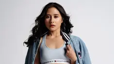 Prilly Latuconsina tampak memukau dalam foto terbarunya yang diunggah di media sosial. Mengenakan sport bra berwarna abu-abu dari merek ternama, Prilly memamerkan perut ratanya yang kencang dan berotot. Jaket denim yang dikenakannya semakin mempertegas kesan sporty namun tetap stylish. (Liputan6.com/IG/@prillylatuconsina96)
