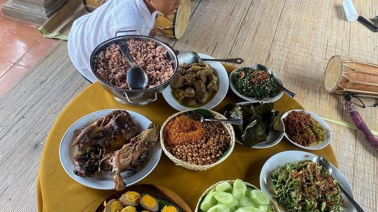 Dalam momen istimewa ini, Happy Salma dan keluarganya memasak makanan khas Bali yang biasanya disajikan untuk perayaan Galungan dan Kuningan. Anak-anak pun turut sibuk merayakan hari besar ini.<br>