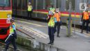 Petugas stasiun memandu penumpang KRL Commuterline di Stasiun Bogor, Jawa Barat, Selasa (9/6/2020) pagi. Puluhan polisi, TNI, Satpol PP, dan petugas stasiun diterjunkan untuk memandu penumpang mengantisipasi antrean panjang seperti kemarin. (merdeka.com/Arie Basuki)