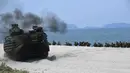 Suasana latihan militer gabungan antara marinir AS dan Filipina di Pantai San Antonio, Zambales, Manila, Filipina, Rabu (9/5). Latihan militer antara AS dan Filipina bertujuan memerangi terorisme global. (TED ALJIBE/AFP)