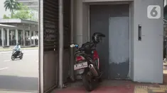 Kondisi lift orang berkebutuhan khusus yang terbengkalai di JPO Sarinah, Jakarta, Selasa (10/11/2020). Meskipun sangat berguna, namun lift yang telah lama rusak tersebut tidak kunjung diperbaiki sehingga memersulit akses bagi warga berkebutuhan khusus. (Liputan6.com/Immanuel Antonius)