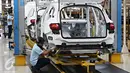 Pekerja saat melakukan pengecekan body mobil Mercedes-Benz GLC di Pabrik Wanaherang, Bogor, Jawa Barat, Selasa (24/5). Produk terbaru di segmen Sport Utility Vehicle (SUV) tersebut dirakit di dalam negeri. (Liputan6.com/Immanuel Antonius)
