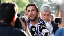 Calon presiden Real Madrid berikutnya, Enrique Riquelme, berbicara kepada media sebelum pertandingan Liga Spanyol antara Real Madrid CF dan Athletic Club Bilbao di Stadion Santiago Bernabeu di Madrid pada 23 Mei 2026. (Pierre-Philippe MARCOU/AFP)