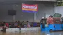 Selain evakuasi dan penanganan teknis, petugas gabungan juga melakukan pemantauan kondisi saluran air dan memastikan tidak ada penyumbatan yang memperparah banjir. (merdeka.com/Arie Basuki)