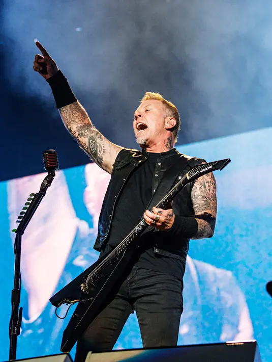 Vokalis James Hetfield saat tampil di Festival d'ete de Quebec di Quebec City, Kanada (14/7). Ribuan penonton terhibur dengan aksi panggung band metal tersebut. (Photo by Amy Harris/Invision/AP)