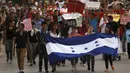 Ribuan demonstran turun ke jalan menuntut pengunduran diri Presiden Honduras, Juan Orlando Hernandez di Tegucigalpa, Jumat (24/7/2015).  Massa menuntut Presiden Juan Hernandez turun atas dugaan korupsi. (REUTERS/Jorge Cabrera)