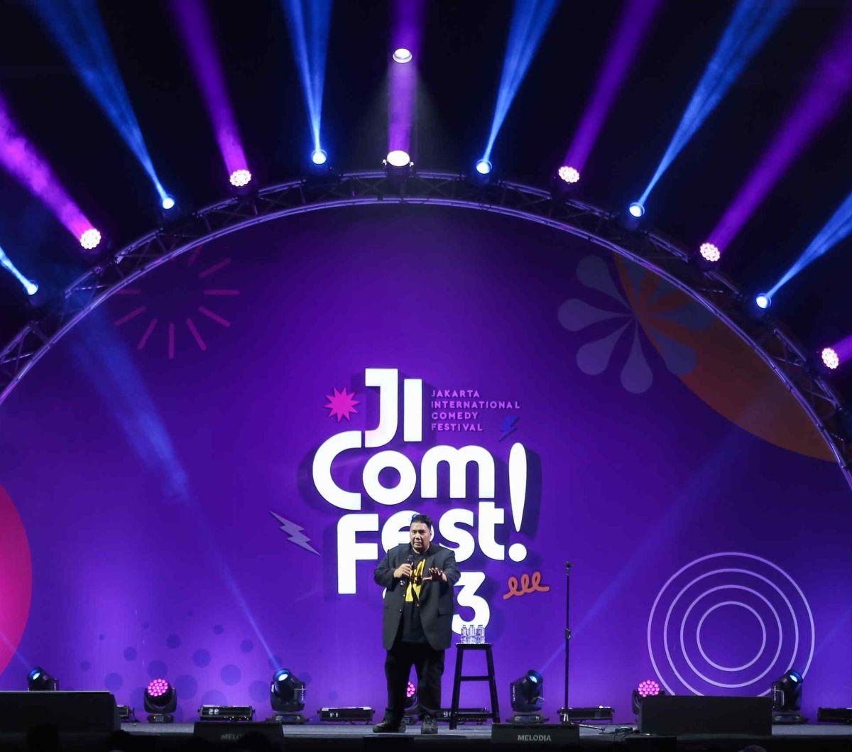 Hari pertama Jakarta International Comedy Festival (Jicomfest) 2023 telah berlangsung pada Jumat (15/12/2023) malam. Festival komedi terbesar di Indonesia yang berlangsung selama dua hari, yakni 15-16 Desember 2023, menampilkan sederet komika ternama tana
